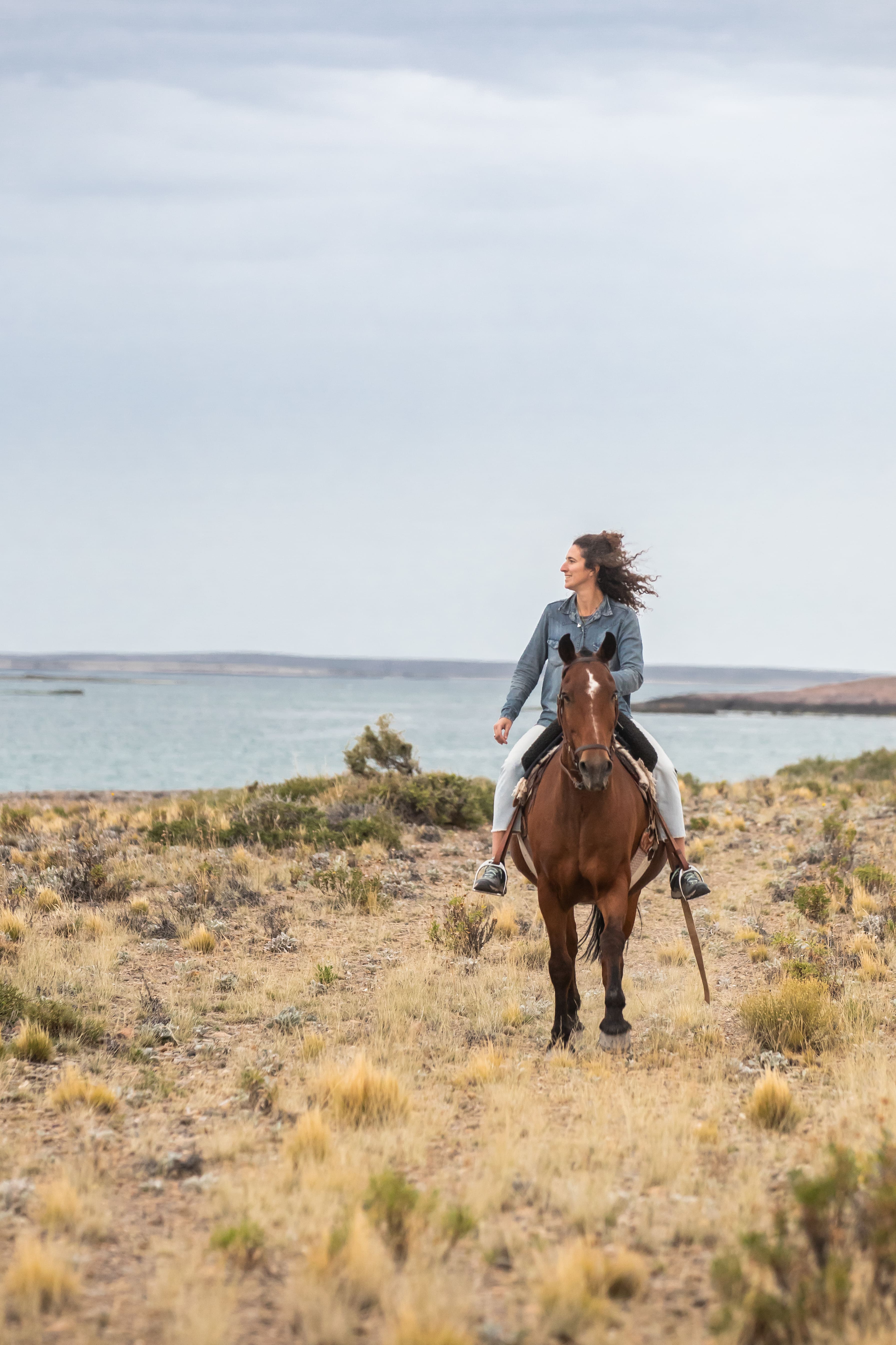 Cabalgata por la estepa costera de Chubut con el mar de fondo