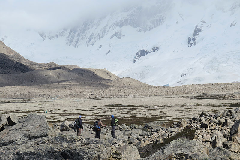 Trekking a la Laguna de los Témpanos con vistas al Cerro San Lorenzo en el Parque Nacional Perito Moreno