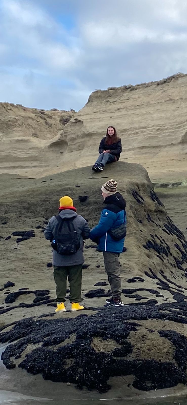 Familia en la costa del Parque Nacional Monte León, Santa Cruz, Patagonia Atlántica