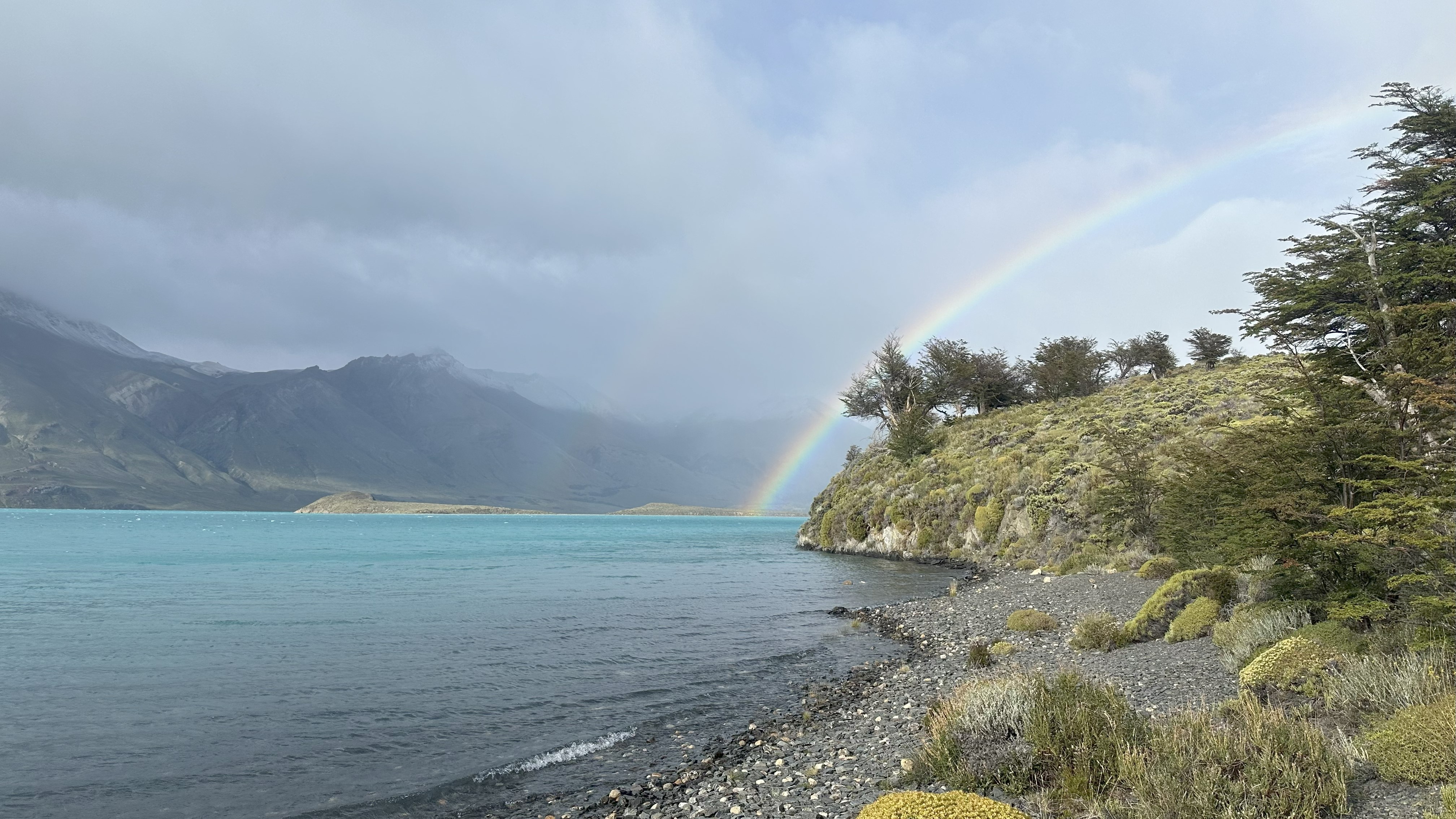 Lago Posadas arco-&iacute;ris