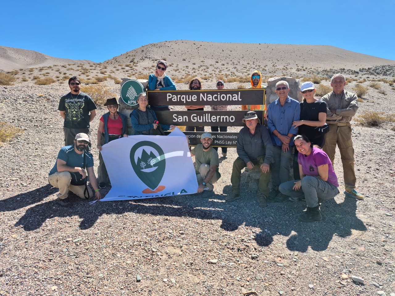 Grupo de viajeros en el Parque Nacional San Guillermo, San Juan, Argentina